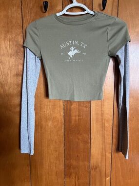 AEROSOLES Olive Cropped Layered-Look Long Sleeve Top with Gray Sleeves